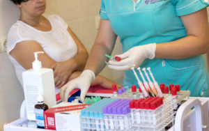 gallery_clinic_nurse_takes_blood_test